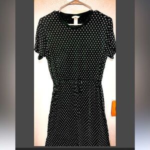 H&M🛍
Women’s T-Shirt Dress 👗 Adjustable Tie Waist. Navy & White pattern
Size:M